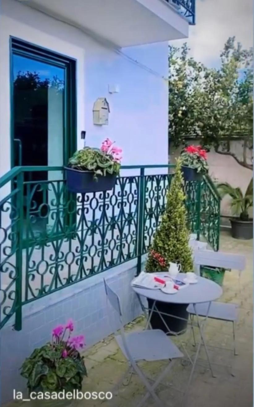 Вилла La Casa Del Bosco - Unique Two Floors House With Garden Неаполь Экстерьер фото
